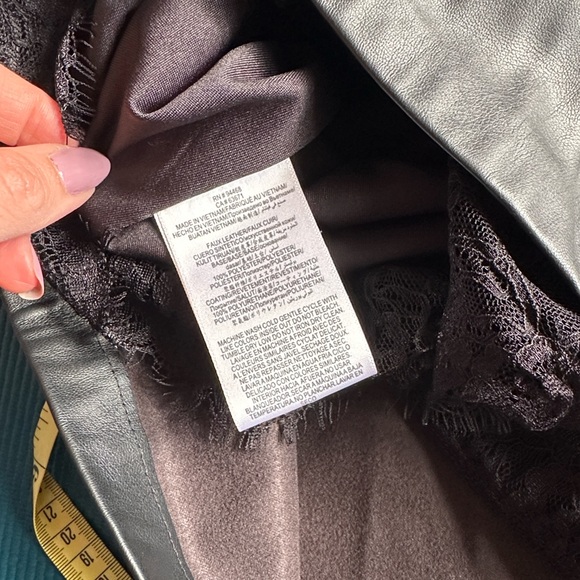 BCBG Black Faux Leather Floral Eyelash Lace Trim Mini Skirt XS NWT - Picture 7 of 7